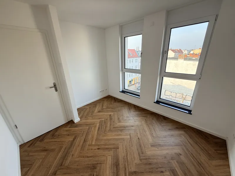 Sehr helle Süd-Wohnung mit Balkon, EBK und Abstellkammer direkt am Marktplatz Adlershof! — photo 1